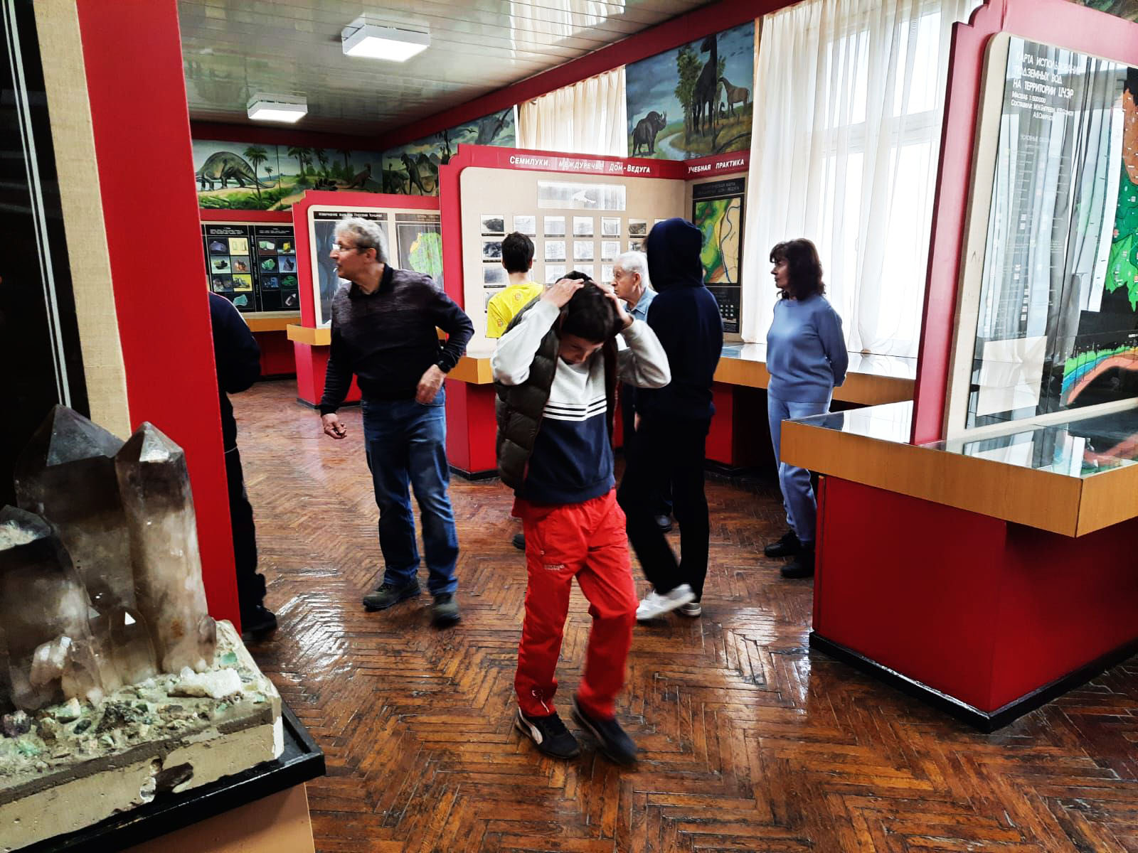 Савко К.А. проводит экскурсию в геологическом музее