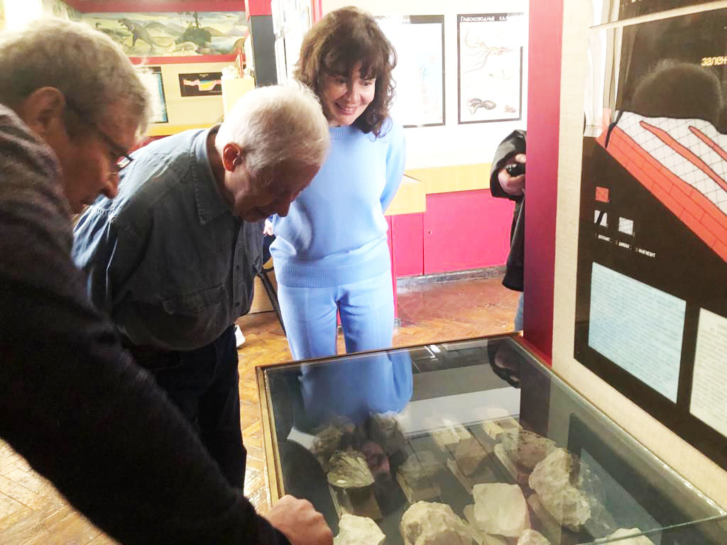 Савко К.А. проводит экскурсию в геологическом музее
